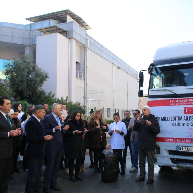 İzmir'deki halk eğitim kursiyerlerinin Gazzeliler için hazırladığı yardımla...