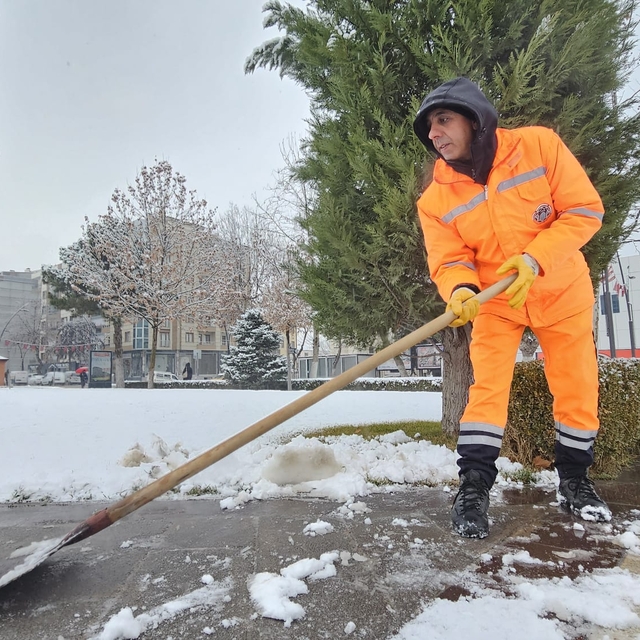 Malatya'da karla mücadele çalışmaları yapılıyor