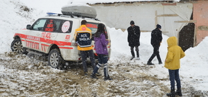 Hakkari'de yolu kapanan köyde doğum sancıları başlayan kadın ekiplerce hastaneye ulaştırıldı