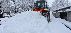 Tatvan'da karla mücadele sürüyor
