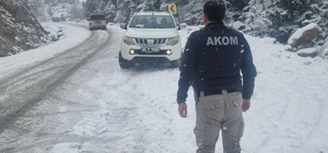 Adana'da kar nedeniyle yolda mahsur kalan 6 araçtaki 14 kişi kurtarıldı