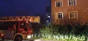 Samsun'da bir evde çıkan yangında 3 kişi dumandan etkilendi