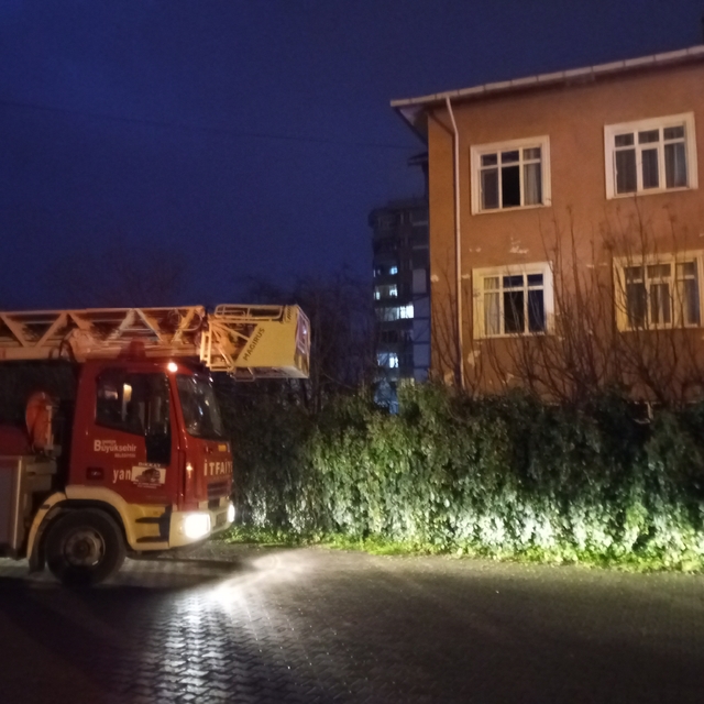 Samsun'da bir evde çıkan yangında 3 kişi dumandan etkilendi