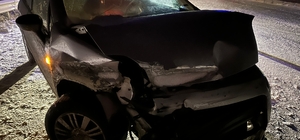 Erzurum'da bariyerlere çarpan otomobildeki 3 kişi yaralandı