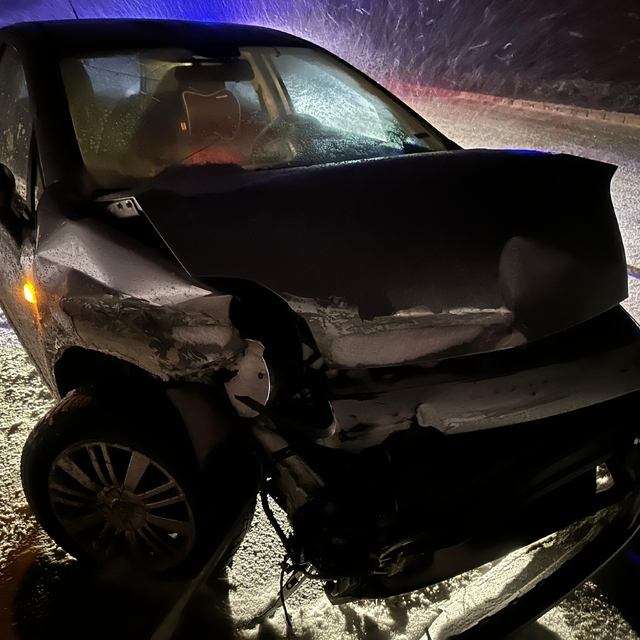 Erzurum'da bariyerlere çarpan otomobildeki 3 kişi yaralandı