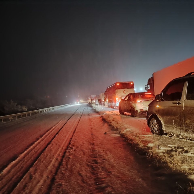 Kars'ta kar ve tipi ulaşımı aksatıyor