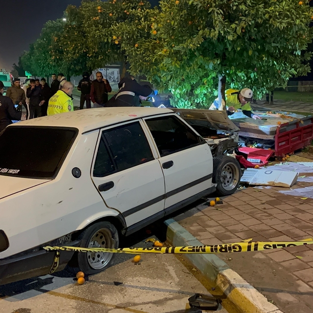Adana'da otomobilin çarptığı elektrikli bisikletin sürücüsü öldü, 3 kişi ya...