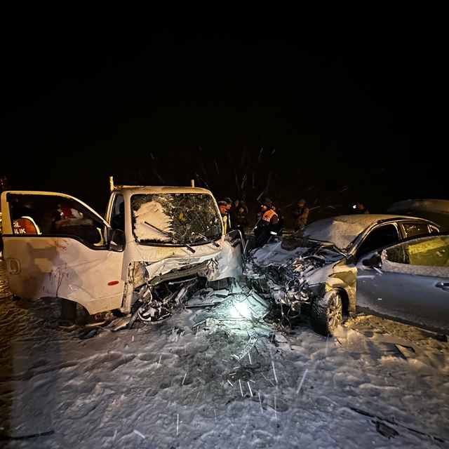 Bingöl'de kamyonet ile otomobilin çarpıştığı kazada 1 kişi öldü, 6 kişi yar...