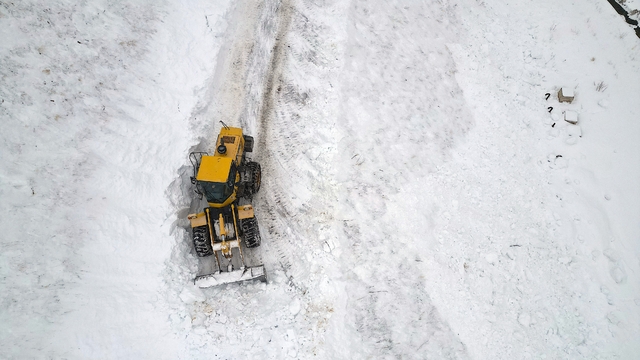 Bayburt'ta çığ düşmesi sonucu kapanan köy yolu ulaşıma açıldı