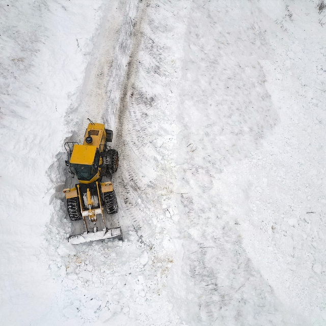 Bayburt'ta çığ düşmesi sonucu kapanan köy yolu ulaşıma açıldı