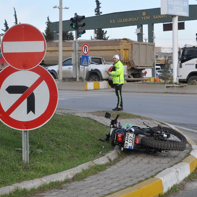 Lüleburgaz'da otomobille motosikletin çarpıştığı kazada 1 kişi yaralandı