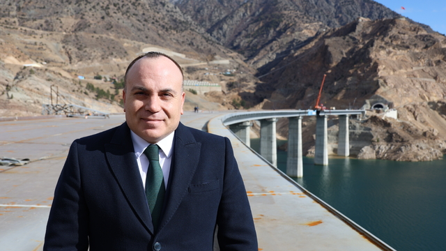 Artvin Valisi Ünsal, Yusufeli Merkez Viyadüğü inşaat sahasında incelemelerde bulundu: