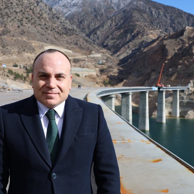 Artvin Valisi Ünsal, Yusufeli Merkez Viyadüğü inşaat sahasında incelemelerd...
