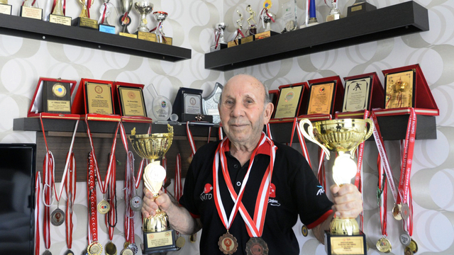 Şampiyon masa tenisçisi, 87 yaşında raket sallıyor