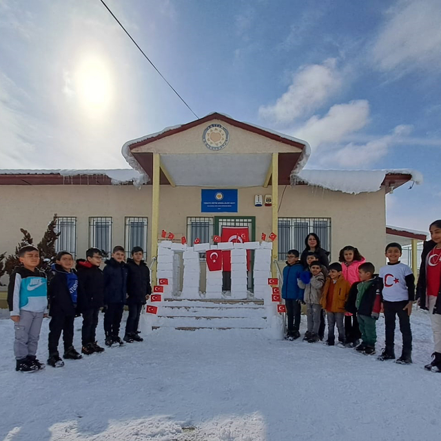 Kardan Anıtkabir yapıp, önünde İstiklal Marşı'nı okudular
