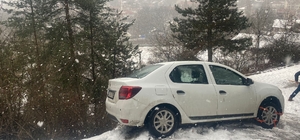 Mudurnu'da uçurumun kenarında kalan otomobil belediye ekiplerince kurtarıld...