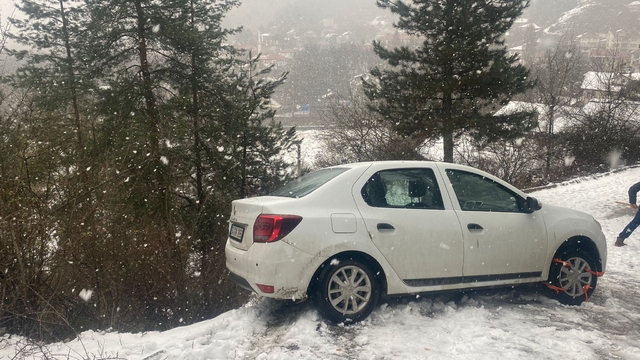 Mudurnu'da uçurumun kenarında kalan otomobil belediye ekiplerince kurtarıldı