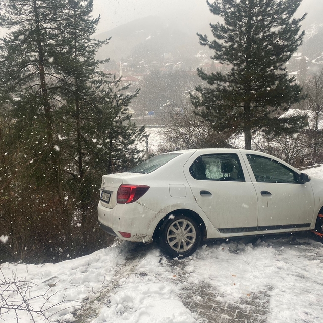 Mudurnu'da uçurumun kenarında kalan otomobil belediye ekiplerince kurtarıld...
