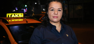 Kadın taksici, İzmir sokaklarında geceleri direksiyon sallıyor
