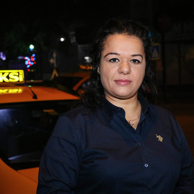 Kadın taksici, İzmir sokaklarında geceleri direksiyon sallıyor