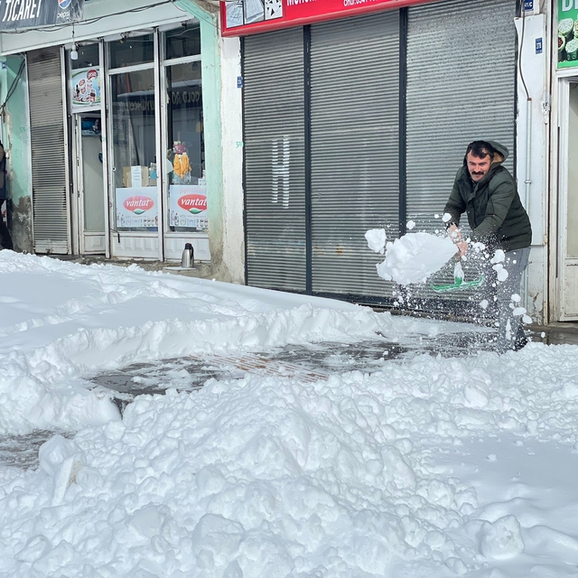 Başkale'de kar yağışı etkili oldu