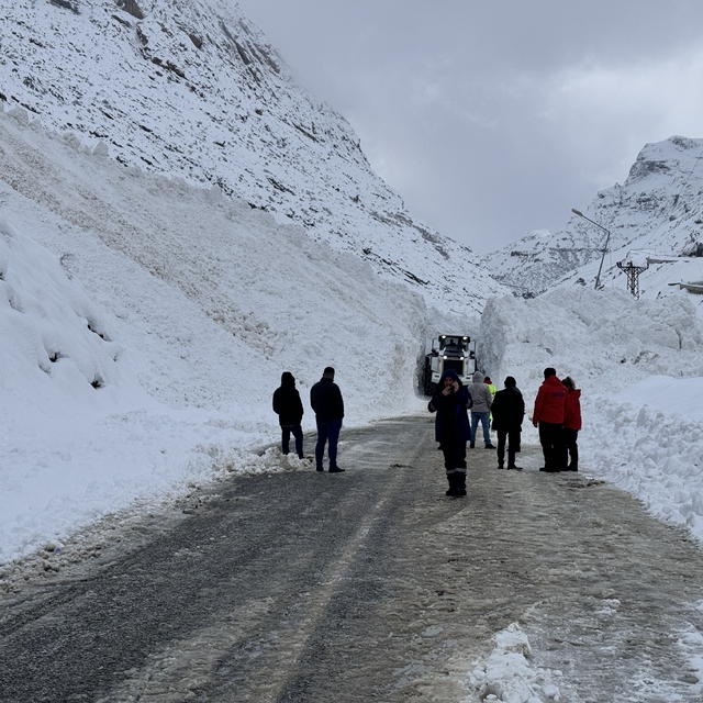 Çığ nedeniyle kapanan Hakkari-Çukurca kara yolu açıldı