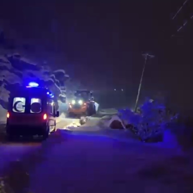 Kardan yolu kapanan köydeki hasta, 3 saatlik çalışmayla hastaneye ulaştırıl...
