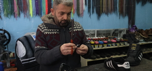 Sakarya'da 24 yıldır ayakkabı tamir eden Tevrat usta mesleği yaşatmak istiy...