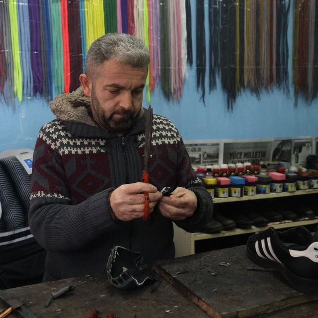 Sakarya'da 24 yıldır ayakkabı tamir eden Tevrat usta mesleği yaşatmak istiy...