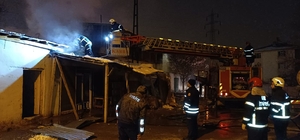 Elektrikli battaniyeden çıkan yangında ev ve dükkan kullanılamaz hale geldi