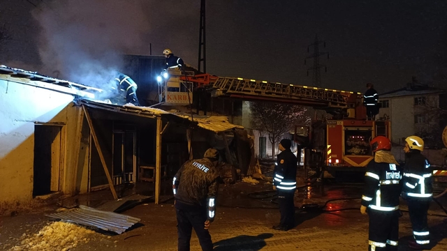 Elektrikli battaniyeden çıkan yangında ev ve dükkan kullanılamaz hale geldi