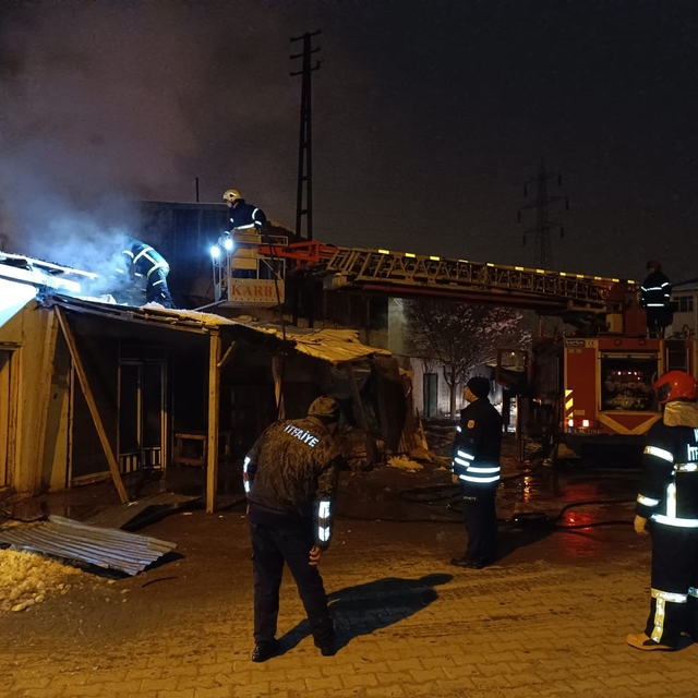 Elektrikli battaniyeden çıkan yangında ev ve dükkan kullanılamaz hale geldi