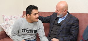 Kayseri'de serebral palsili gencin akülü araç isteğini belediye başkanı yer...