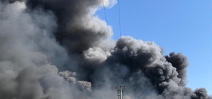 Mersin'de narenciye paketleme fabrikasında çıkan yangına müdahale ediliyor