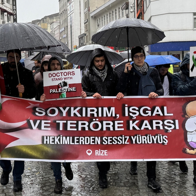 Rize'de sağlık çalışanlarından Filistin için "sessiz yürüyüş"