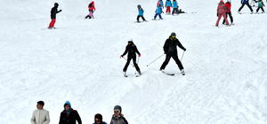 Sarıkamış Kayak Merkezi'nde kar altında kayak keyfi