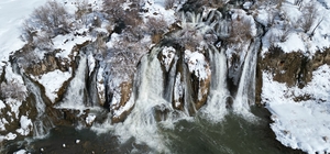 Dondurucu soğuğa rağmen Muradiye Şelalesi'nin döküldüğü alanda yüzdüler
