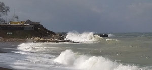 Akçakoca'da rüzgarın etkisiyle dalga boyu 4 metreye ulaştı
