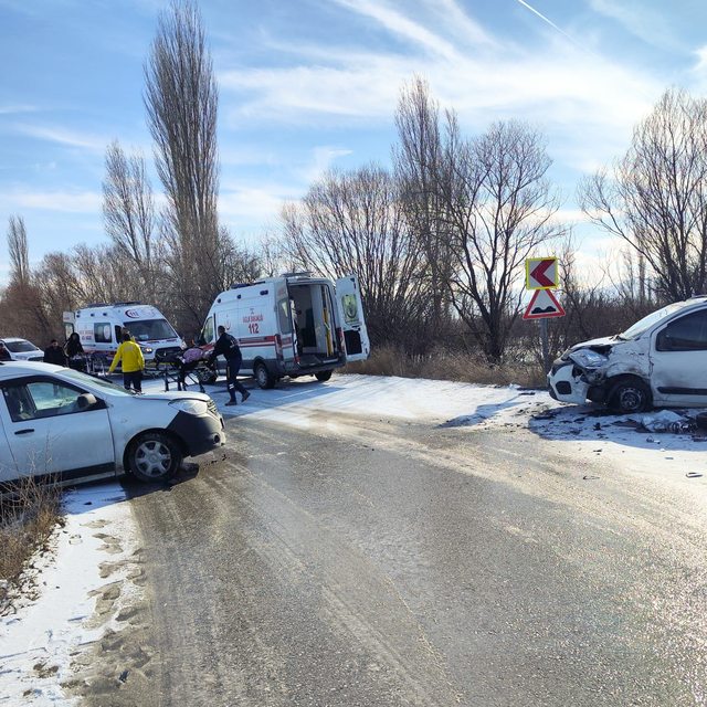 Afyonkarahisar'da iki hafif ticari araç çarpıştı, 6 kişi yaralandı