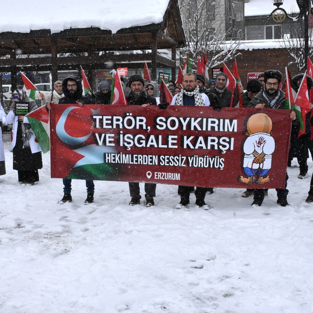 Erzurum'da sağlıkçılar kar yağışı altında Gazze için "sessiz yürüyüş" gerçe...