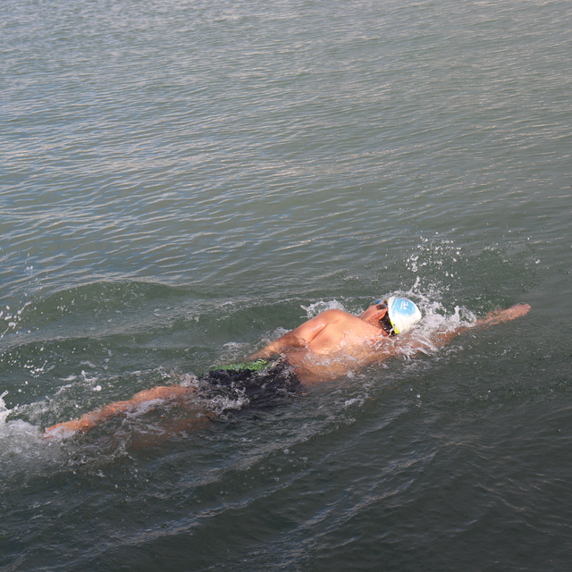 Gezmek için geldiği Ordu'da soğuk havaya rağmen denize girdi