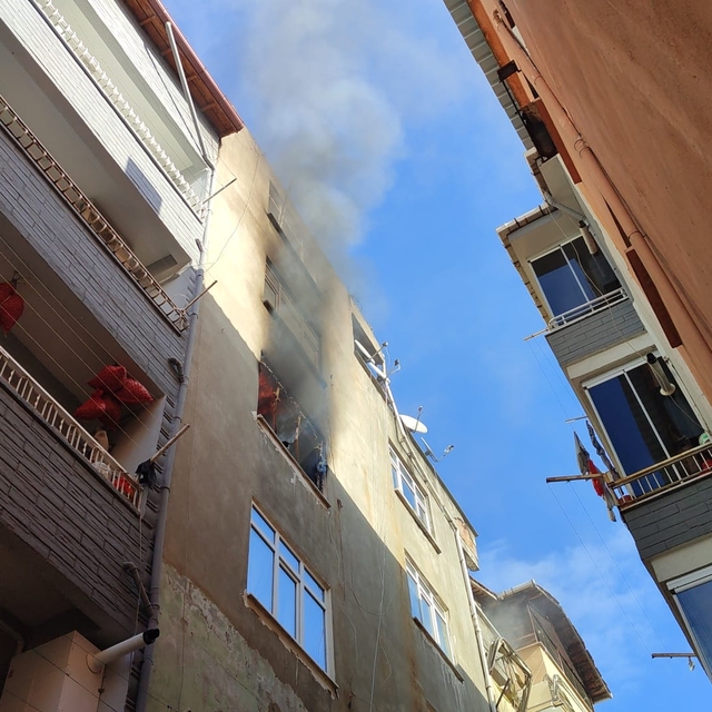 Samsun'da bir evde çıkan yangında 2 çocuk dumandan etkilendi