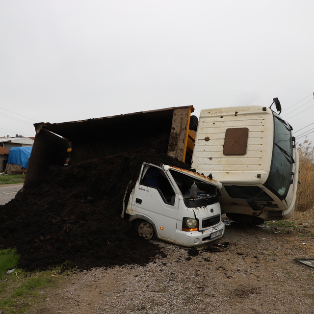 Balıkesir'de otomobille çarpışan kamyon, kamyonetin üzerine devrildi