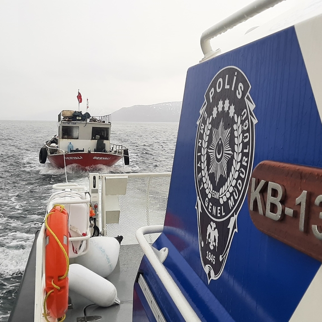 Van Gölü açıklarında motor arızası nedeniyle sürüklenen balıkçı teknesini d...