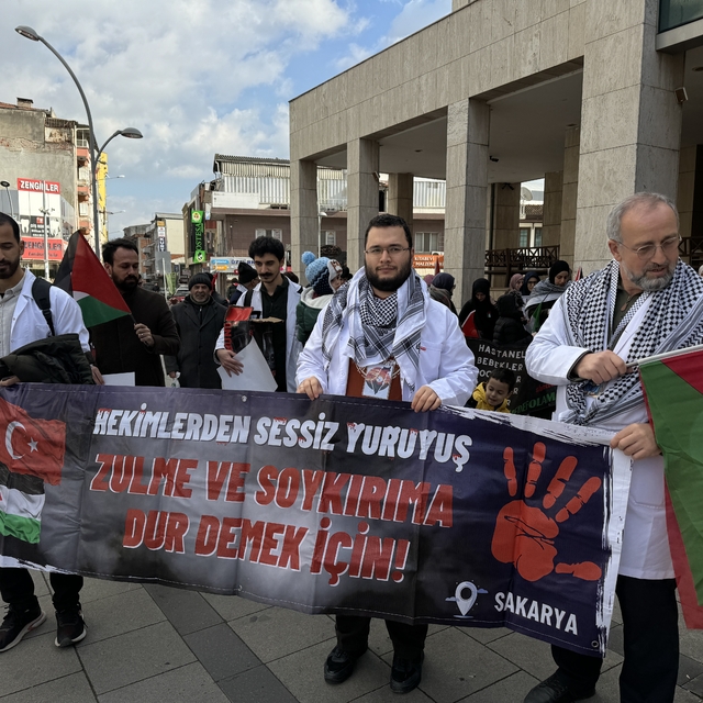 Sakarya'da hekimler ve sağlık çalışanları Gazze için "sessiz yürüyüş" yaptı