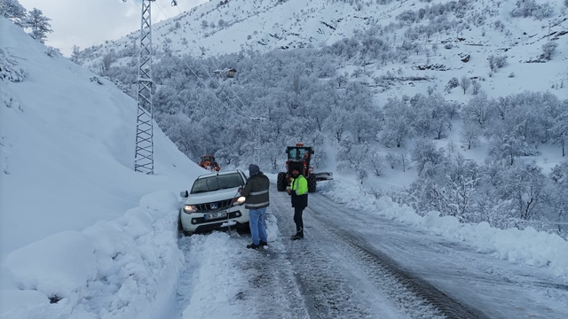 Kar ve tipi nedeniyle kapanan Siirt-Şırnak kara yolu trafiğe açıldı
