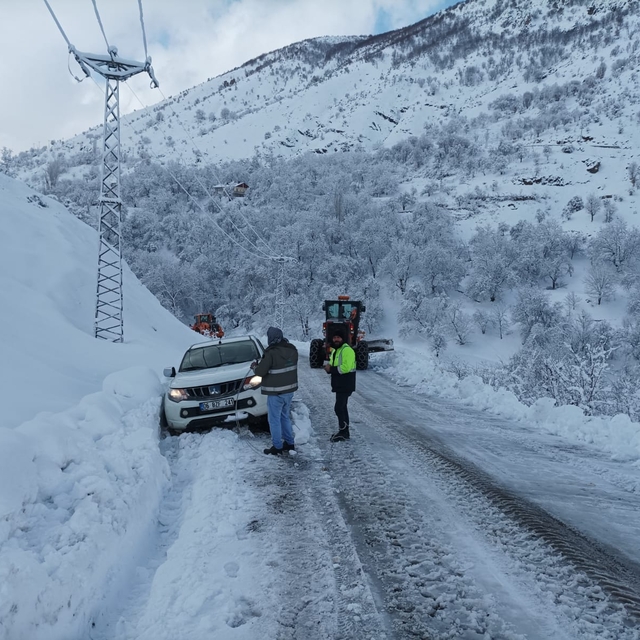 Kar ve tipi nedeniyle kapanan Siirt-Şırnak kara yolu trafiğe açıldı