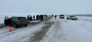 Kars'ta 3 otomobilin çarpıştığı kazada 1'i ağır 9 kişi yaralandı 