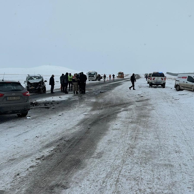 Kars'ta 3 otomobilin çarpıştığı kazada 1'i ağır 9 kişi yaralandı