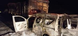 Çanakkale'de kamyona çarparak alev alan hafif ticari aracın sürücüsü yarala...